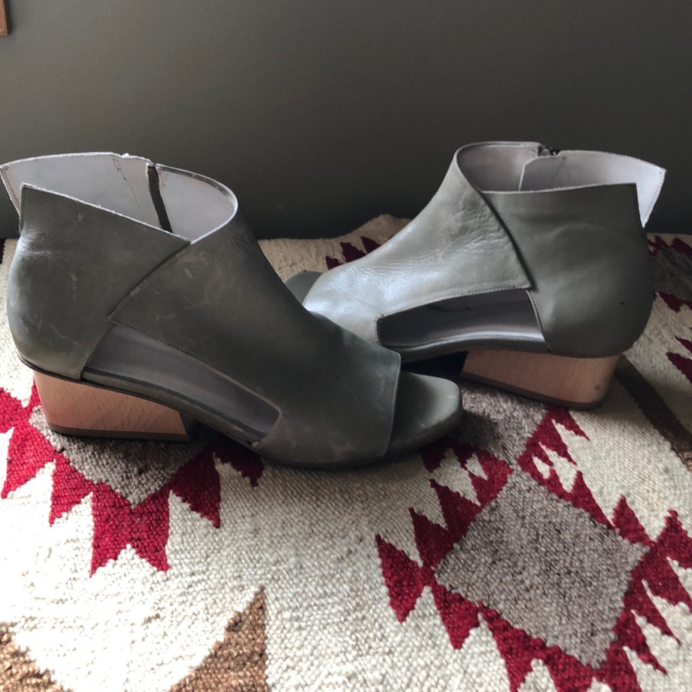 Coclico zipped heals. Light green